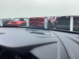 メーターフードの前方の透明な板に車速やナビのルート誘導などを表示し、少ない視線移動と焦点調節で情報確認ができるアクティブ・ドライビング・ディスプレイを設置しています。