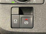指先だけで簡単に操作が可能な電動パーキングブレーキを採用。「HOLD」スイッチを押すと、渋滞や信号待ちなどでブレーキペダルから足を離しても、ブレーキを保持するので安心です