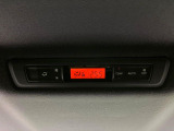 【リアオートエアコン】広い後部座席には必須の機能!風量や温度を自動で調整し前席と同様な車内環境にしてくれるリアオートエアコンを装備。夏の暑さも冬の寒さもストレスなく快適にお過ごしいただけます♪