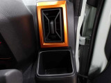 運転席のカップホルダーはエアコンの吹き出し口にありますので冷やしたり温めたりすることが出来ます☆