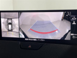 【360&deg;ビュー・モニター】まるでクルマを真上から見下ろしたかのような視点で駐車をサポートします!クルマの斜め後ろや真横など、前後左右の4つのカメラの映像が合成されて、モニターに映し出されます。