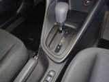 操作が楽なフロアシフトです、レバー式パーキングブレーキで足元インパネ周りもすっきりしています。