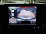 パノラミックビューモニターを装備!上から車両を見下ろしたような映像をナビ画面に表示できます。車両前後左右に搭載した4つのカメラ映像を継ぎ目なく合成!目視では見えない部分もリアルタイムで見れます。