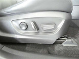 運転席電動シートは、シートポジションを細かく調整できるので長時間の運転もリラックスできますね。