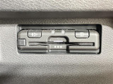 【ETC】有料道路を利用する際に料金所で停止することなく通過できる、ETC車載器(ノンストップ自動料金収受システム機器)が装備されています。セットアップを行うことで利用可能になります。