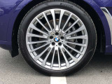 BMW純正22インチホイール。洗練されたデザインで、足元の個性を引き立てます。