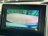 【バックカメラ】駐車時に後方がリアルタイム映像で確認できます。大型商業施設や立体駐車場での駐車時や、夜間のバック時に大活躍!運転スキルに関わらず、今や必須となった装備のひとつです!