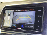 後方の見える安心をお届けするバックガイドモニター付:バックするときのアシストラインもあって楽々バック!車庫入れや縦列駐車をサポートし、苦手な駐車も安心です!今やもう手放せない装備ですネ♪