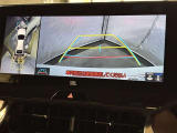 【パノラミックビューモニター】車を真上から見た状態をナビに映し出し、駐車時などをサポート☆クルマの斜め後ろなど、目が届きにくい箇所も確認できるため、いち早く障害物に気が付くことができます!