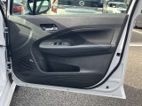 全席パワーウィンドウ付です。ドアの内側にも収納スペースやドリンクスペースがあってとっても便利。
