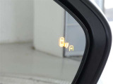 隣車線を走る車両をレーダーで検知し、ドアミラーでは確認しにくい後側方エリアに存在する車両に加え、急接近してくる車両も検知します。車両を検知するとドアミラーに搭載されたLEDインジケーターが点灯します。