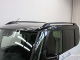 ルーフレール付き。車内に積みきれない荷物を車外に積載することができて便利です。キャンプやスノボで重宝しますね♪見た目もスタイリッシュでかっこいいですよ!