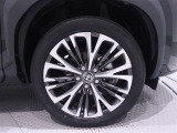 純正アルミホイールを装備しております、タイヤサイズは215/50R18です。
