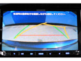 バックギアに入れるとバックカメラの映像がナビに映ります。障害物までの距離もわかりやすいです。
