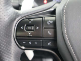 ハンドルから手を離す事なく、オーディオを操作する事が出来るステアリングスイッチ。視線の動きが少なく安全性も上がります。
