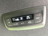 【リアオートエアコン】広い後部座席には必須の機能!風量や温度を自動で調整し前席と同様な車内環境にしてくれるリアオートエアコンを装備。夏の暑さも冬の寒さもストレスなく快適にお過ごしいただけます♪
