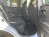 後部座席も意外とゆったりしています!落ち着いたデザインも良いですね!
