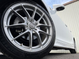 【17インチアルミホイール】外観にマッチしたアルミホイールを装着しております。各種アルミホイールや、スタッドレスタイヤも取扱いしております。是非ご相談ください♪