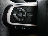 ステアリングスイッチ付き。手を離さずにさまざまな操作が可能です。