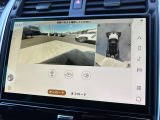 サラウンドカメラ(360&deg;カメラ)で全方位の死角となる部分や発進時・駐車時・細い路地からの運転などカメラを通してモニターで確認することが可能です。