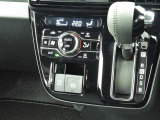 オートエアコンを装備しておりますので、四季を通じて車内を快適な温度に保つことが出来ます!高級感が有りますね!