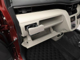 フロント席まわりには充実の収納スペース。小物を分けてしまえて車内がスッキリ。