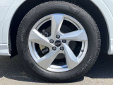 18インチ純正アルミホイール装備 全車両に標準装備の純正アルミホイールは、純正ならではのバランスの良いデザインと、走行安定性をお楽しみ頂けます。