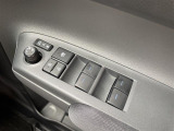 【パワーウインドウ】運転席のスイッチで、各席の窓ガラスの開閉ができます。あると便利ですよね。