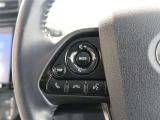 ステアリングスイッチ付き。前方から目を離すことなく操作することが可能です。