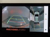 パノラミックビューモニター付きです。車両を上から見たような映像をモニター画面に表示。運転席からの目視では見にくい、車両周辺の状況をリアルタイムでしっかり確認できます。