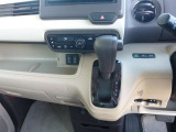 助手席への移動もスムーズにいけるインパネシフトを採用!足元が広々、ゆったり!また小物入れにもこだわりがあります。収納力もお任せ下さい。散らかりがちな車内もスッキリ!