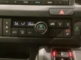セレクトレバーの左上にオートエアコンがついてますので簡単操作で快適に過ごせます。シートヒータースイッチ内蔵で運転席用に2段階で温度設定ができます。
