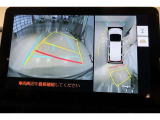 パノラミックビューモニター付きです。車両を上から見たような映像をディスプレイ画面上に表示。運転席からの目視だけでは見にくい、車両周辺の状況をリアルタイムでしっかり確認できます。
