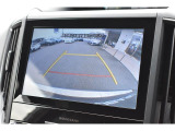 リヤカメラ付きなので、シフトレバーをリバースにすると連動してカメラ映像に切り替わります。