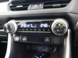 <オートエアコン>オートエアコン付きなので一度、温度を設定すれば自動的に過ごし易い温度に調整してくれますよ。車内をいつでも快適空間にしてくれます。