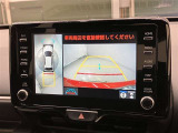 パノラミックビューモニター付きです。車両を上から見たような映像をディスプレイオーディオ画面に表示。運転席からの目視だけでは見にくい、車両周辺の状況をリアルタイムでしっかり確認できます。