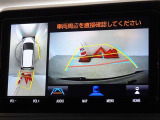 パノラミックビューモニタを搭載.バックカメラだけでなく、上空から見たような映像も表示されます。