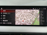 【純正ナビゲーション】BMWのナビゲーションは操作性も良く、詳細な地図情報と交通状況を見やすく表示し、快適なドライビングをサポートしながら目的地までナビゲートします。