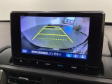 リバースギアに入れるだけで後方の表示へ切り替わります。夜間や雨の日の駐車も楽になりますよ。