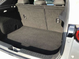 ラゲージルーム!後ろのシートは片方ずつ倒せます。乗る人や積む荷物に応じてアレンジが可能ですので多彩に使えてとても便利です。