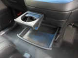 運転席からも助手席からも使いやすい位置に、引き出し式ドリンクホルダーとスマホなどを置けるトレイを配置しています。