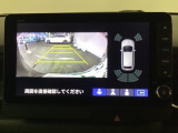バックギアに入れますとご覧のような画像に自動的に切り替わります。車庫入れ時に役立ちます。