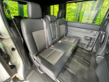 後部座席も気になるようなキズ・汚れやへたり等、大きなダメージはなく、良好な状態です。