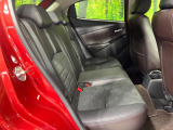 後部座席も気になるようなキズ・汚れやへたり等、大きなダメージはなく、良好な状態です。