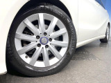 ●純正16インチアルミホイール:輸入車ならではの卓越した走りを支えるホイールと足回りです!日本車の走りに慣れている方にもぜひ体感して頂きたいほど、高いレベルでまとまっています!
