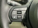 ステアリングにオーディオ操作スイッチが付いています。オーディオ画面に直接タッチしなくても操作が出来ますので、運転に集中できます。
