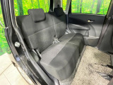 後部座席も気になるようなキズ・汚れやへたり等、大きなダメージはなく、良好な状態です。