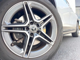 ●純正19インチアルミホイール:輸入車ならではの卓越した走りを支えるホイールと足回りです!日本車の走りに慣れている方にもぜひ体感して頂きたいほど、高いレベルでまとまっています!