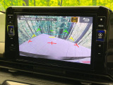 【バックカメラ】駐車時に後方がリアルタイム映像で確認できます。大型商業施設や立体駐車場での駐車時や、夜間のバック時に大活躍!運転スキルに関わらず、今や必須となった装備のひとつです!