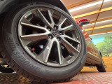 【純正18インチアルミホイール】外観にマッチした純正アルミホイールを装着しております。各種社外アルミホイールや、スタッドレスタイヤも取扱いしております。是非ご相談ください♪